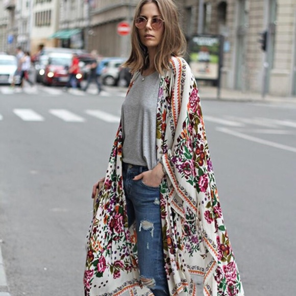 ONLY ONE LEFT!!π Floral kimono π - Picture 2 of 4